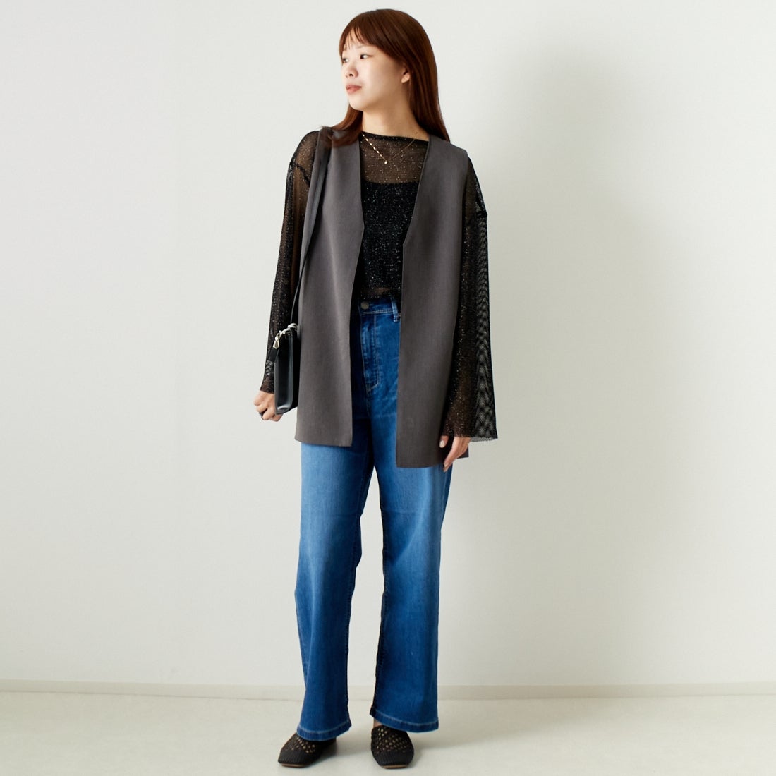 ALLUMER [アリュメール] コットンレーヨンミドルレングスジレ [8254615] 805 CHARCO &&モデル身長：167cm 着用サイズ：1&&