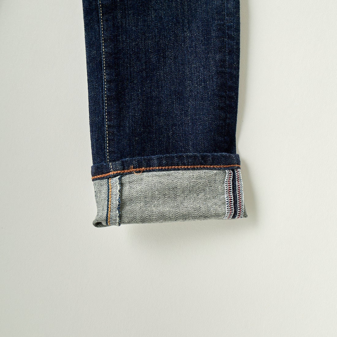 SOMETHING [サムシング] テーパードストレートデニムパンツ [SKY38