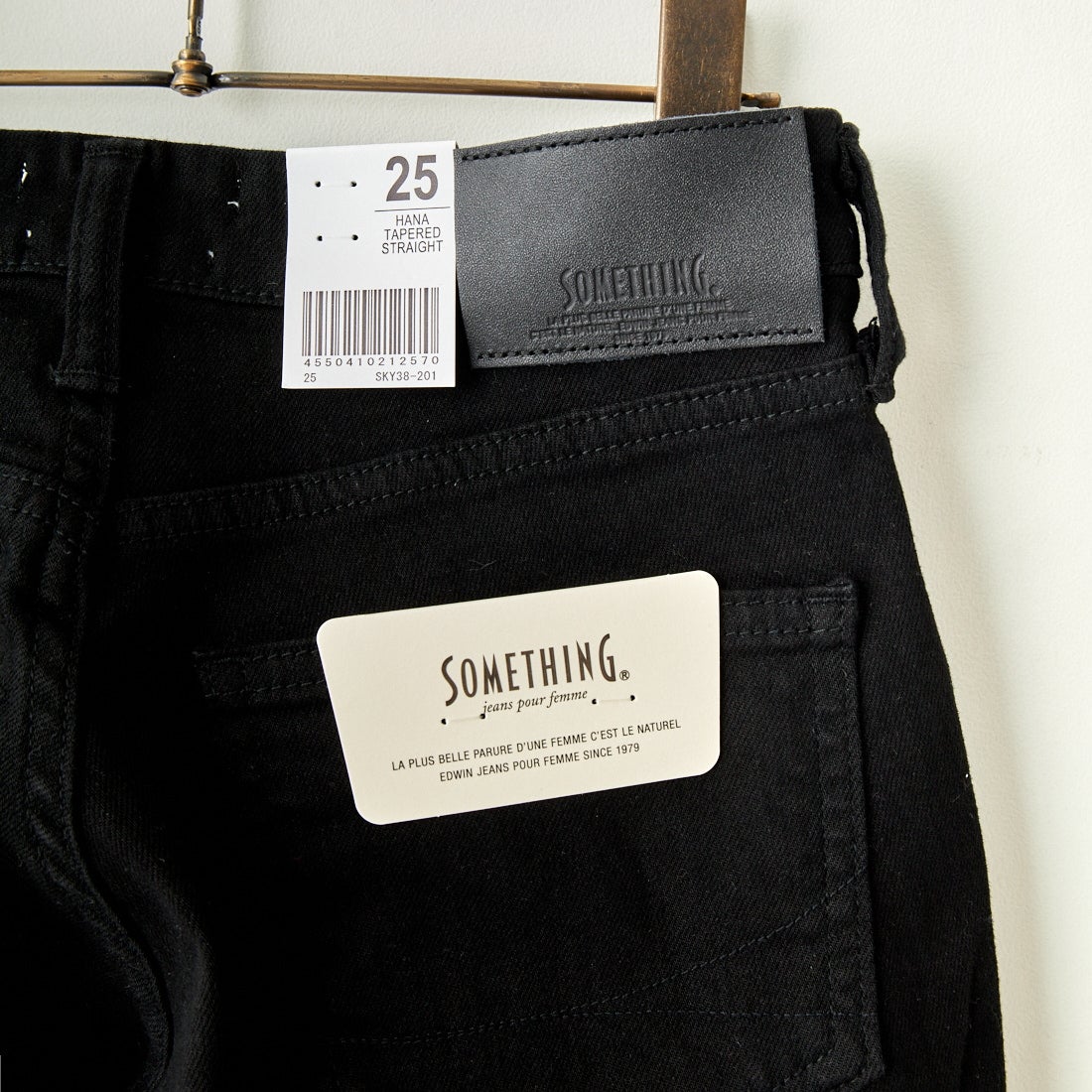 SOMETHING [サムシング] テーパードストレートデニムパンツ [SKY38