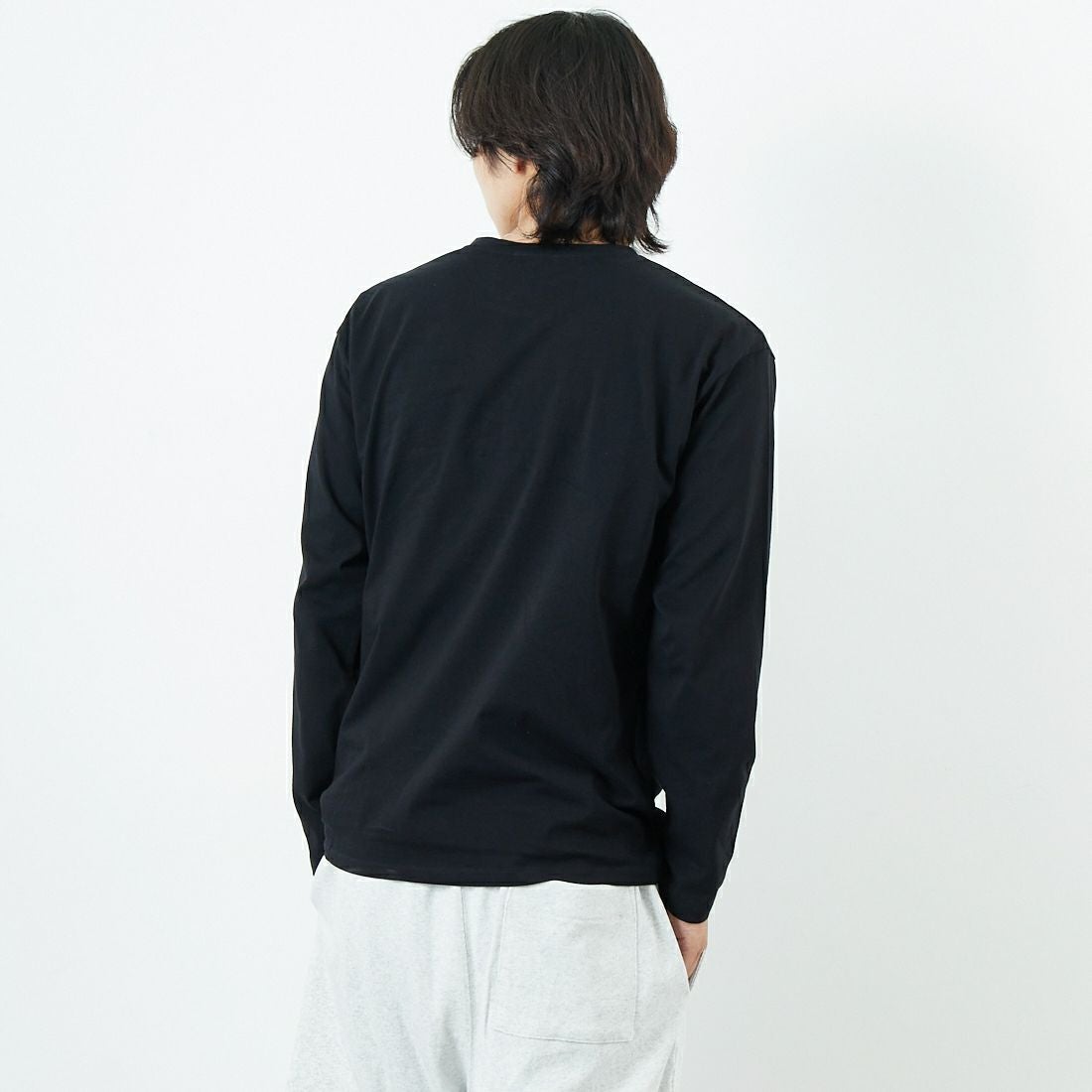 A.P.C. [アー・ペー・セー] ロゴ刺繍 ロングスリーブTシャツ [RUE-MADAME-H-MANCHES] 99 NOIR &&モデル身長：179cm 着用サイズ：M&&