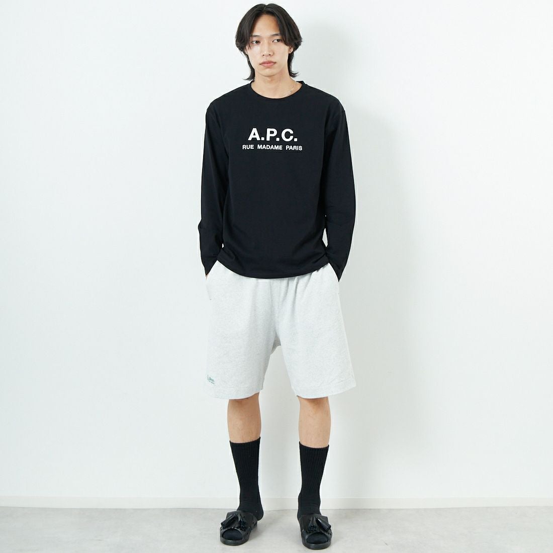 A.P.C. [アー・ペー・セー] ロゴ刺繍 ロングスリーブTシャツ [RUE-MADAME-H-MANCHES] 99 NOIR &&モデル身長：179cm 着用サイズ：M&&