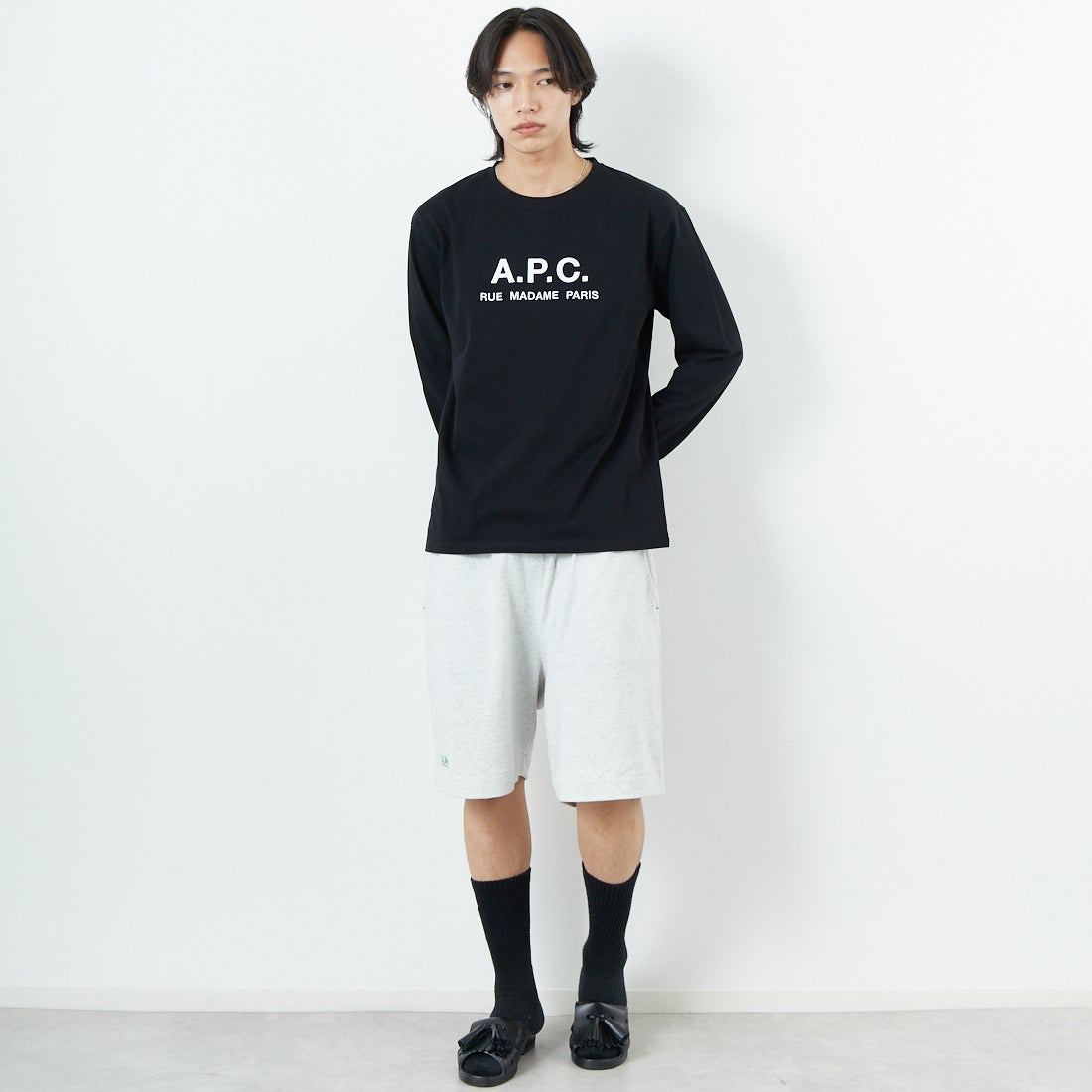 A.P.C. [アー・ペー・セー] ロゴ刺繍 ロングスリーブTシャツ [RUE-MADAME-H-MANCHES] 99 NOIR &&モデル身長：179cm 着用サイズ：M&&