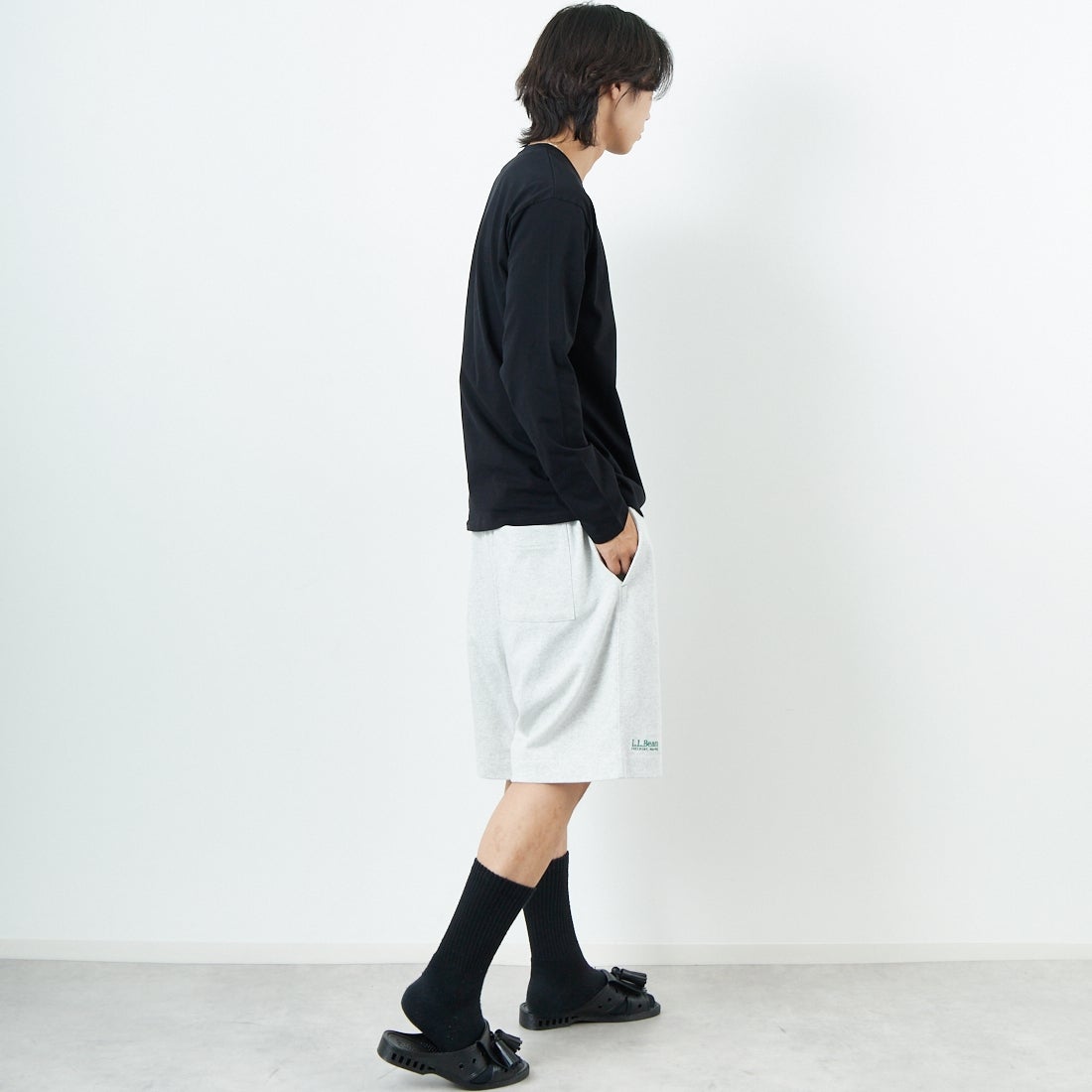 A.P.C. [アー・ペー・セー] ロゴ刺繍 ロングスリーブTシャツ [RUE-MADAME-H-MANCHES] 99 NOIR &&モデル身長：179cm 着用サイズ：M&&