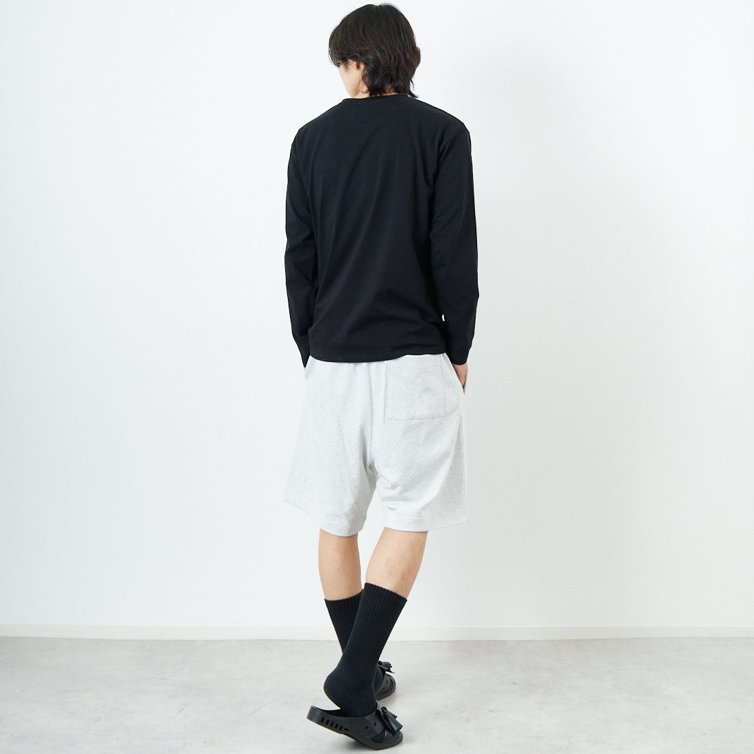 A.P.C. [アー・ペー・セー] ロゴ刺繍 ロングスリーブTシャツ [RUE-MADAME-H-MANCHES] 99 NOIR &&モデル身長：179cm 着用サイズ：M&&