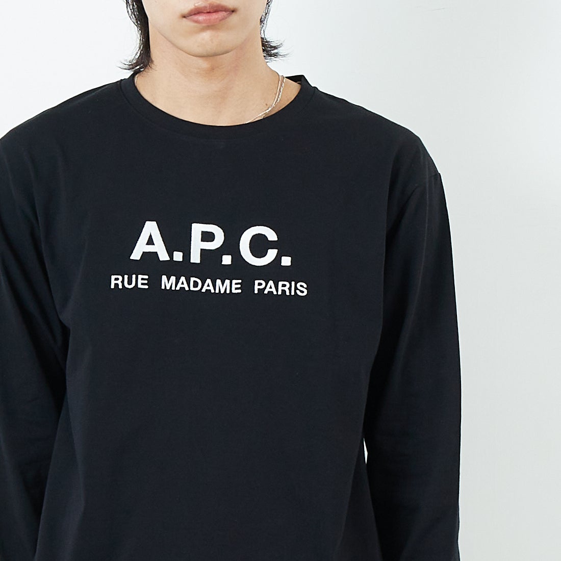A.P.C. [アー・ペー・セー] ロゴ刺繍 ロングスリーブTシャツ [RUE-MADAME-H-MANCHES] 99 NOIR &&モデル身長：179cm 着用サイズ：M&&