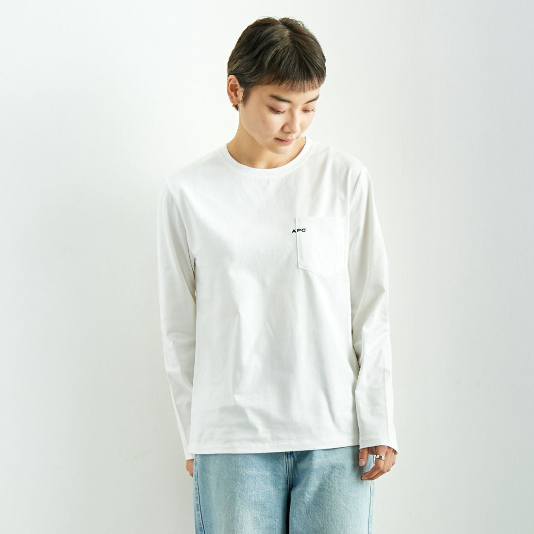 A.P.C. [アー・ペー・セー] ロゴ刺繍 長袖ポケットTシャツ [POCKET-EMB-T] 90 BLANC &&モデル身長：160cm 着用サイズ：XS&&