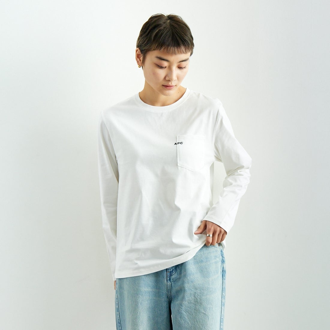 A.P.C. [アー・ペー・セー] ロゴ刺繍 長袖ポケットTシャツ [POCKET-EMB-T] 90 BLANC &&モデル身長：160cm 着用サイズ：XS&&