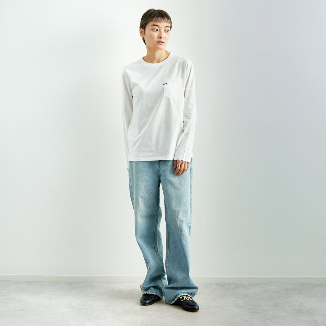 A.P.C. [アー・ペー・セー] ロゴ刺繍 長袖ポケットTシャツ [POCKET-EMB-T] 90 BLANC &&モデル身長：160cm 着用サイズ：XS&&