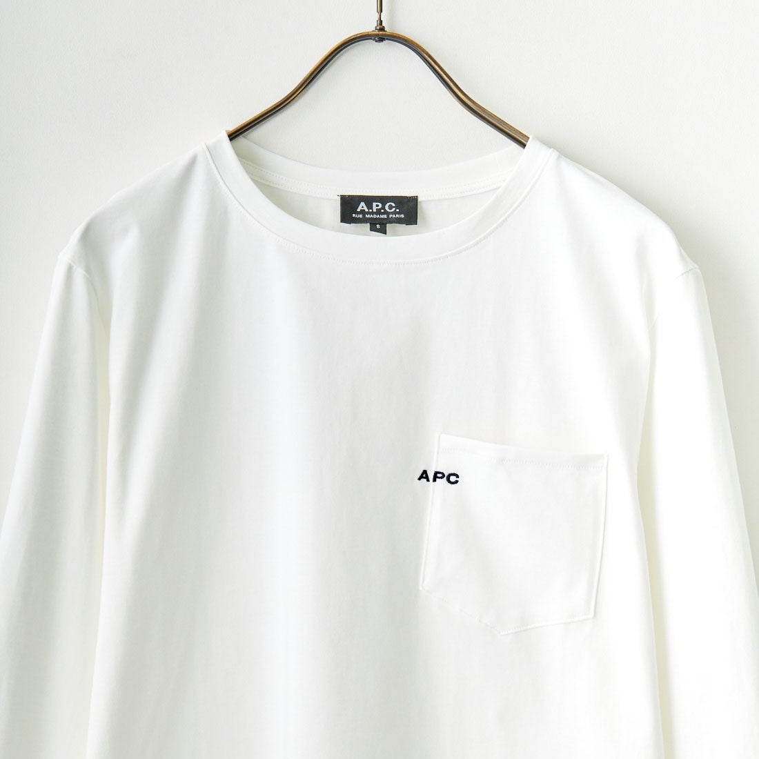 A.P.C. [アー・ペー・セー] ロゴ刺繍 長袖ポケットTシャツ [POCKET-EMB-T] 90 BLANC