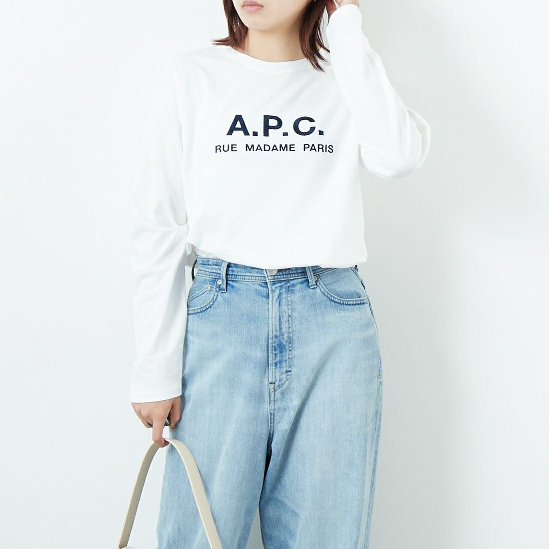 A.P.C. [アー・ペー・セー] ロゴ刺繍 ロングスリーブTシャツ [RUE-MADAME-H-MANCHES] 90 BLANC &&モデル身長：167cm 着用サイズ：XS&&