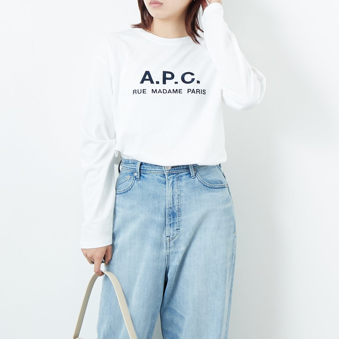 A.P.C. [アー・ペー・セー] ロゴ刺繍 ロングスリーブTシャツ [RUE-MADAME-H-MANCHES] 90 BLANC &&モデル身長：167cm 着用サイズ：XS&&
