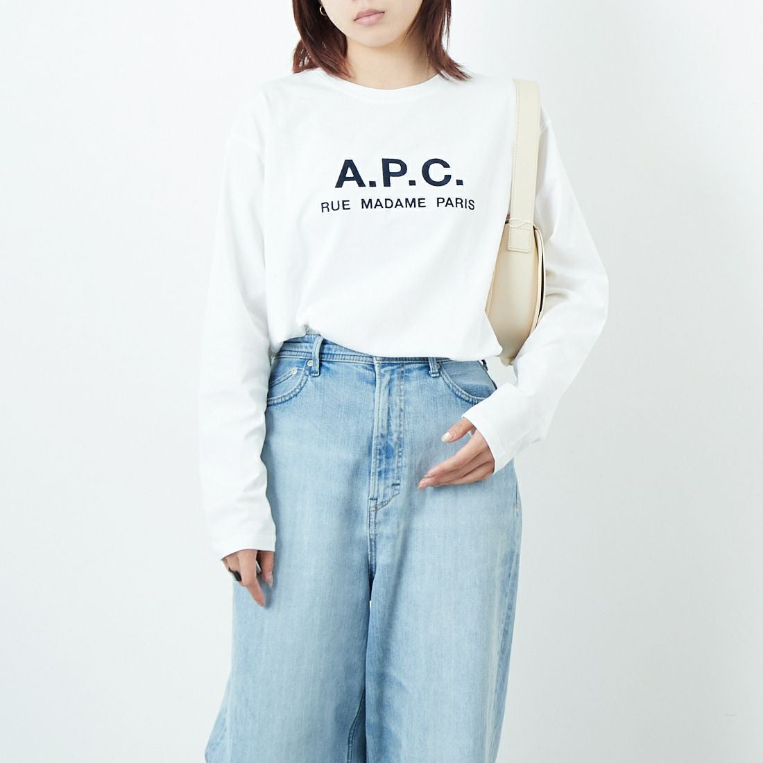 A.P.C. [アー・ペー・セー] ロゴ刺繍 ロングスリーブTシャツ [RUE-MADAME-H-MANCHES] 90 BLANC &&モデル身長：167cm 着用サイズ：XS&&