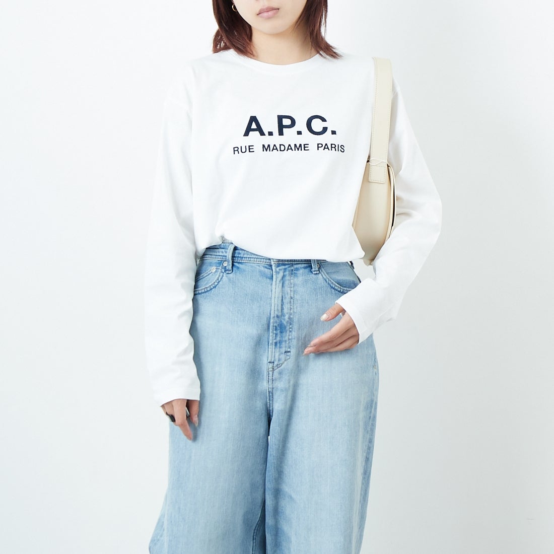 A.P.C. [アー・ペー・セー] ロゴ刺繍 ロングスリーブTシャツ [RUE-MADAME-H-MANCHES] 90 BLANC &&モデル身長：167cm 着用サイズ：XS&&