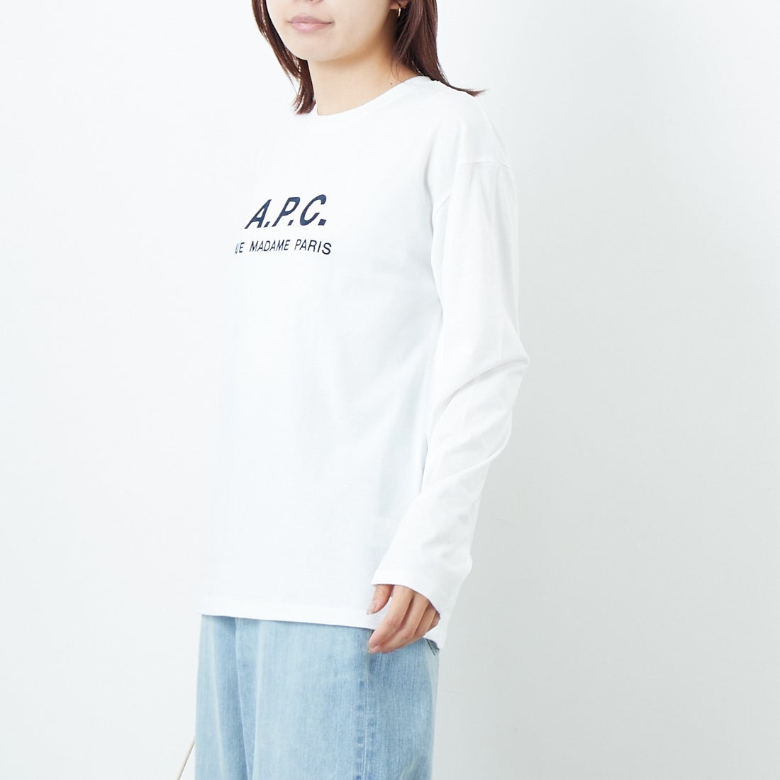 A.P.C. [アー・ペー・セー] ロゴ刺繍 ロングスリーブTシャツ [RUE-MADAME-H-MANCHES] 90 BLANC &&モデル身長：167cm 着用サイズ：XS&&
