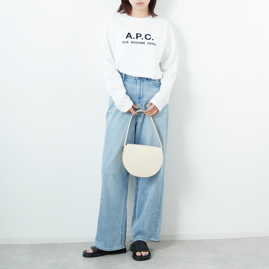 A.P.C. [アー・ペー・セー] ロゴ刺繍 ロングスリーブTシャツ [RUE-MADAME-H-MANCHES] 90 BLANC &&モデル身長：167cm 着用サイズ：XS&&