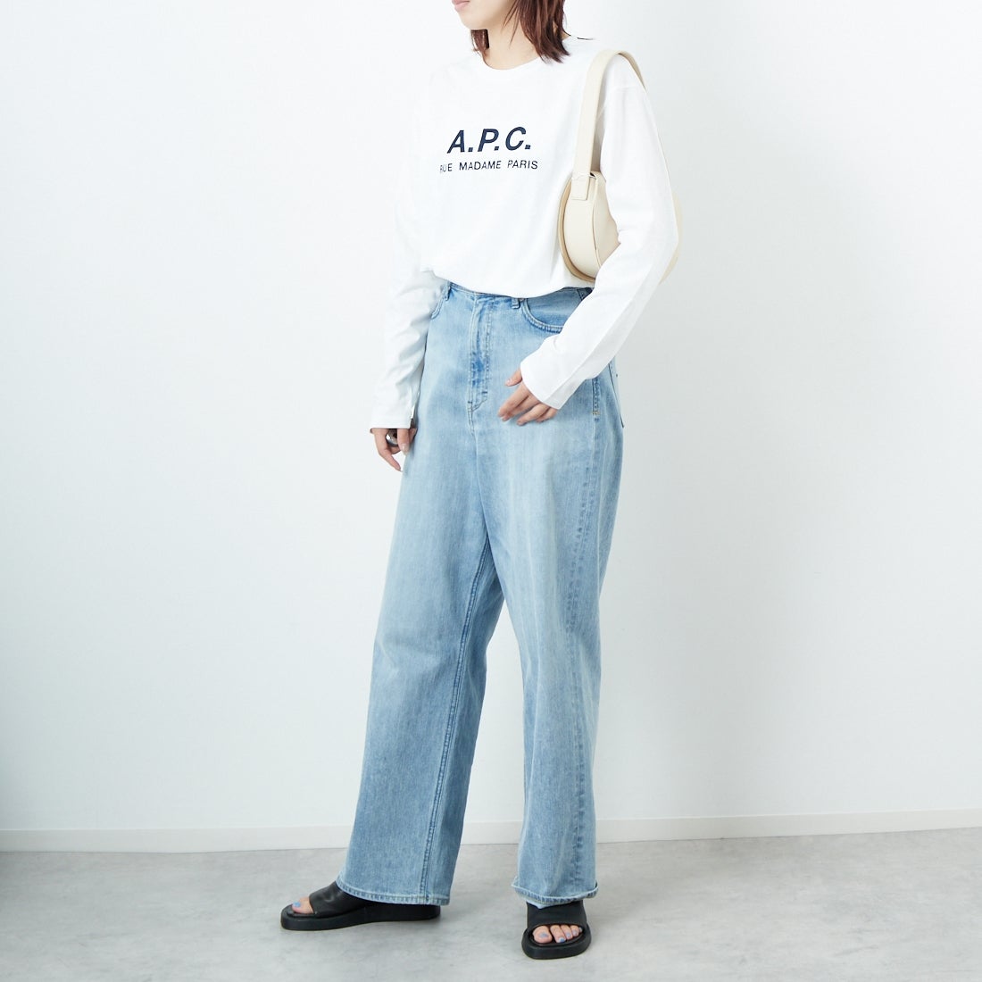 A.P.C. [アー・ペー・セー] ロゴ刺繍 ロングスリーブTシャツ [RUE-MADAME-H-MANCHES] 90 BLANC &&モデル身長：167cm 着用サイズ：XS&&