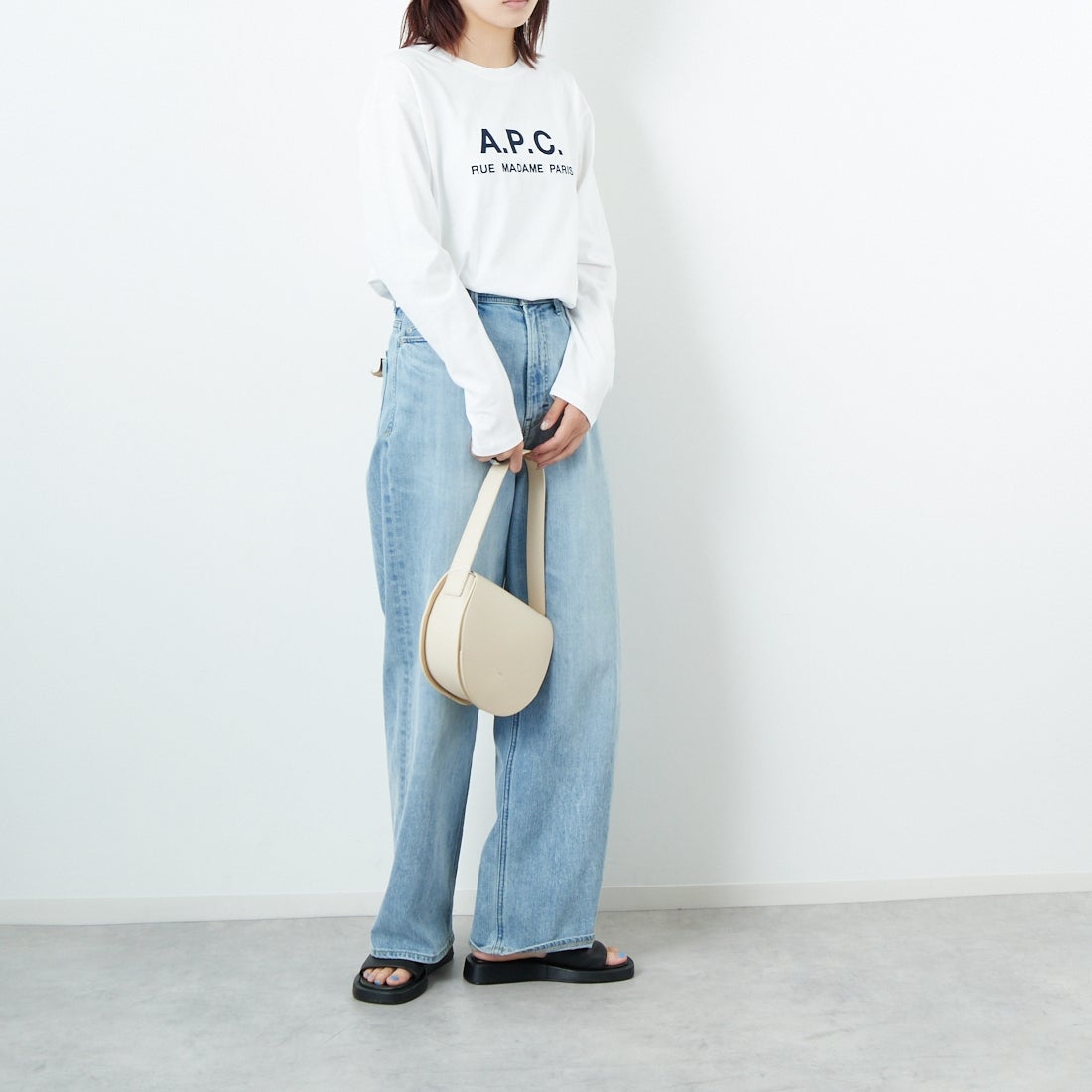A.P.C. [アー・ペー・セー] ロゴ刺繍 ロングスリーブTシャツ [RUE-MADAME-H-MANCHES] 90 BLANC &&モデル身長：167cm 着用サイズ：XS&&