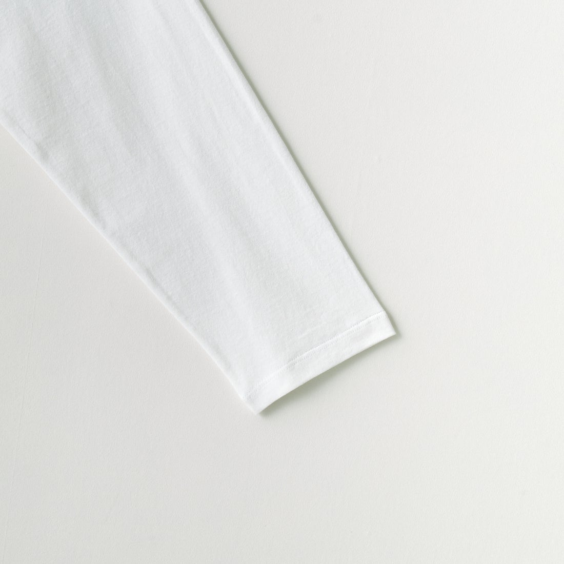 A.P.C. [アー・ペー・セー] ロゴ刺繍 ロングスリーブTシャツ [RUE-MADAME-H-MANCHES] 90 BLANC