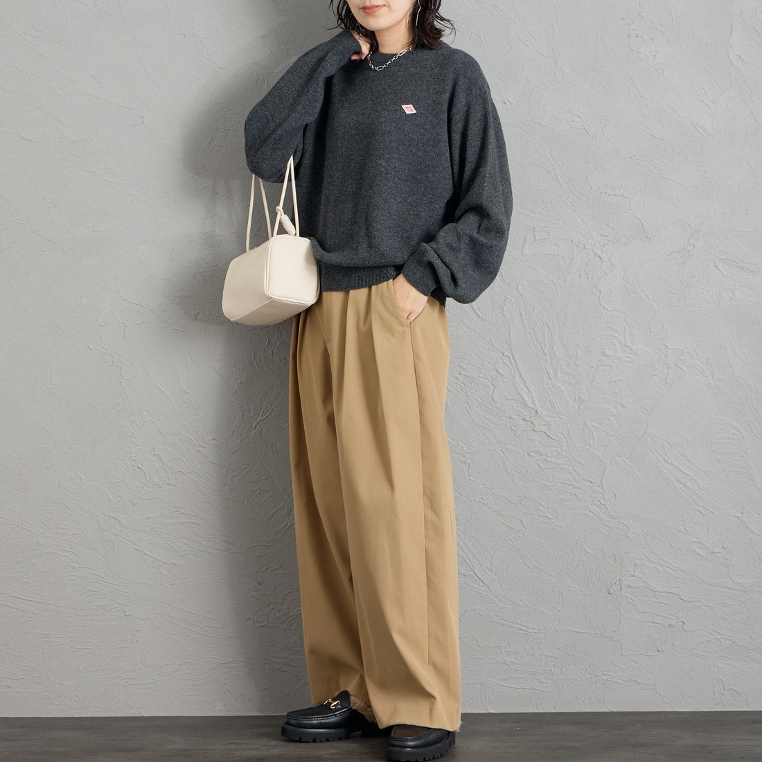 DANTON [ダントン] クルーネックプルオーバーニット [DT-D0027LMW] CARBON &&モデル身長：160cm 着用サイズ：38&&