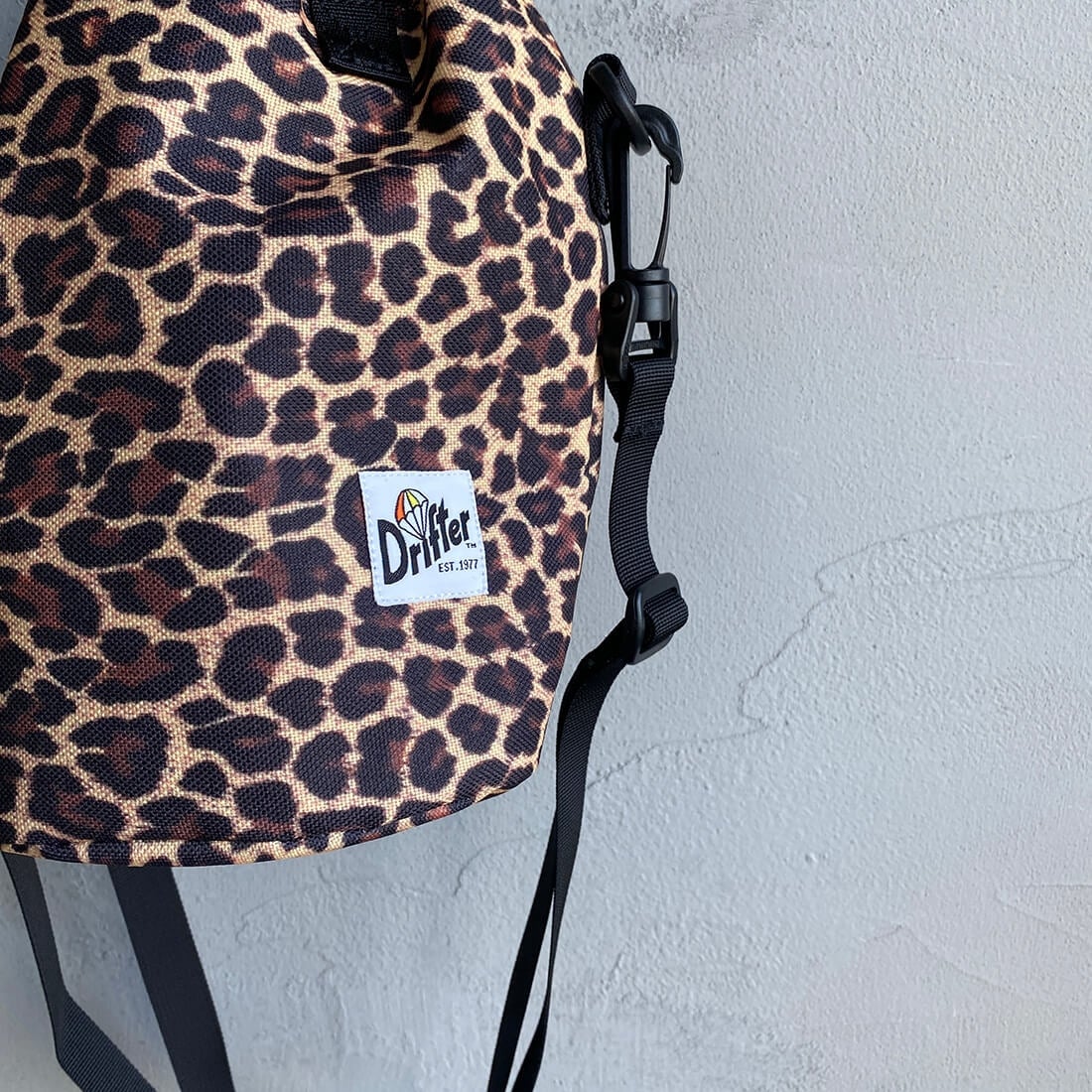 Drifter [ドリフター] ドローストリングポーチ [DFV1200] 77 LEOPARD
