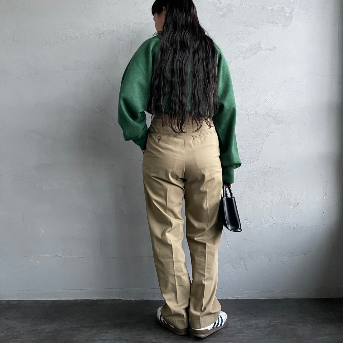 THE SHINZONE [ザ シンゾーン] ウォッシュド ハイウエストチノパン [23MMSPA07] 41 BEIGE&&モデル身長：156cm 着用サイズ：34&&