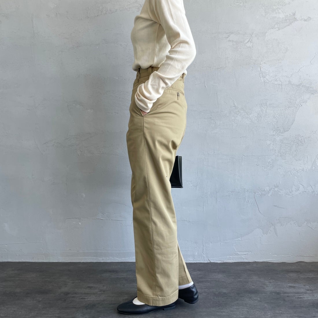 THE SHINZONE [ザ シンゾーン] ウォッシュド ハイウエストチノパン [23MMSPA07] 41 BEIGE&&モデル身長：163cm 着用サイズ：34&&