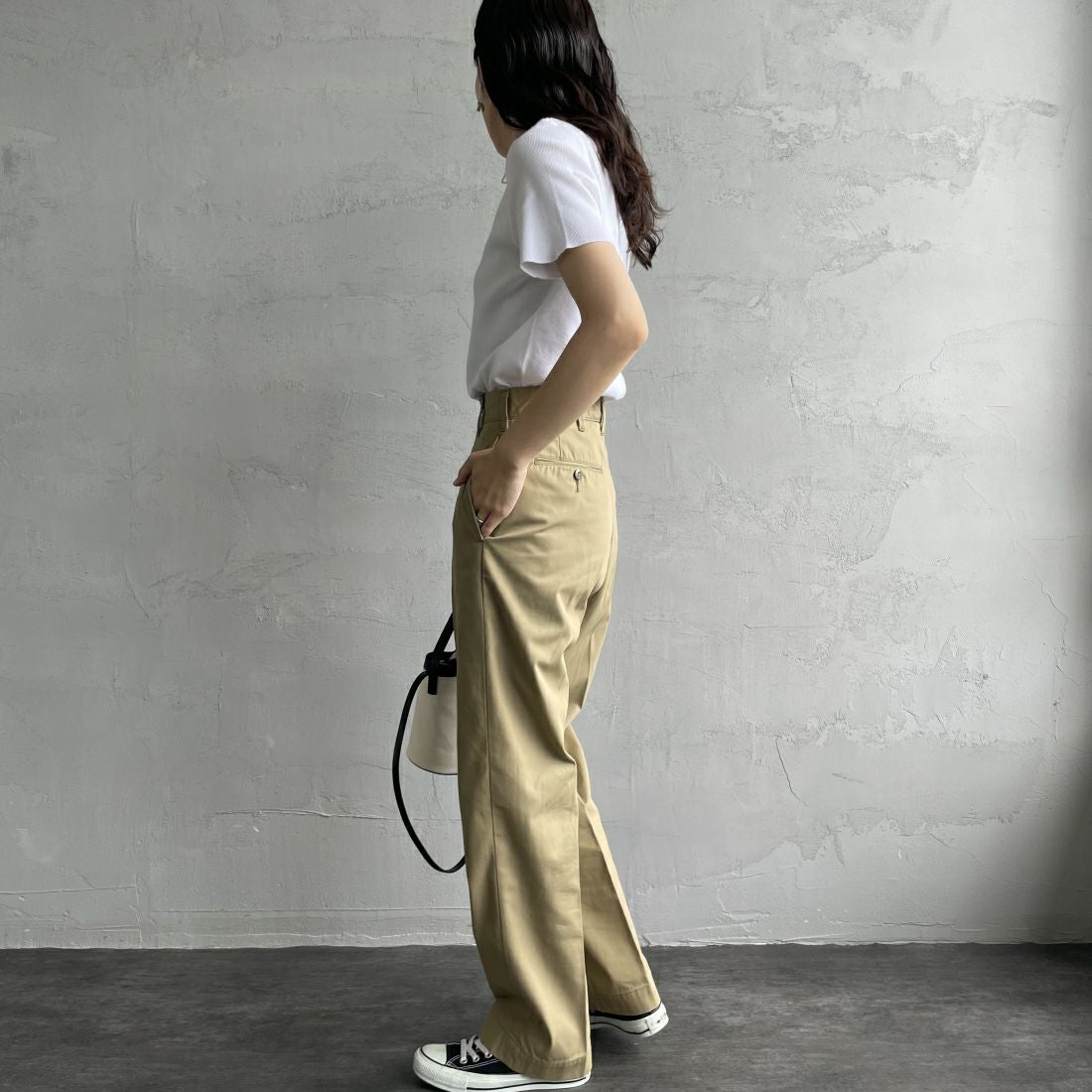 THE SHINZONE [ザ シンゾーン] ウォッシュド ハイウエストチノパン [23MMSPA07] 41 BEIGE &&モデル身長：160cm 着用サイズ：32&&