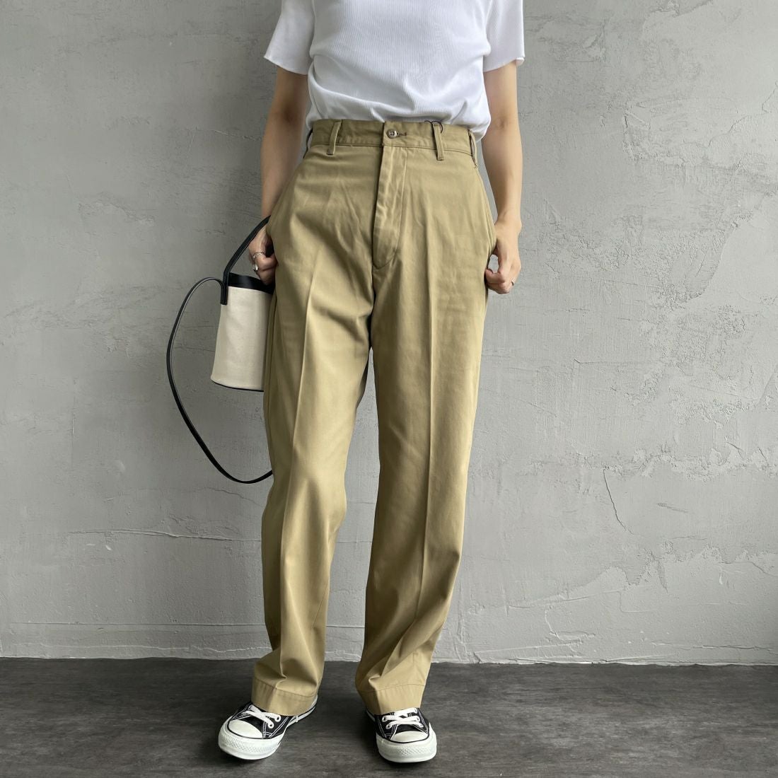 THE SHINZONE [ザ シンゾーン] ウォッシュド ハイウエストチノパン [23MMSPA07] 41 BEIGE &&モデル身長：160cm 着用サイズ：32&&