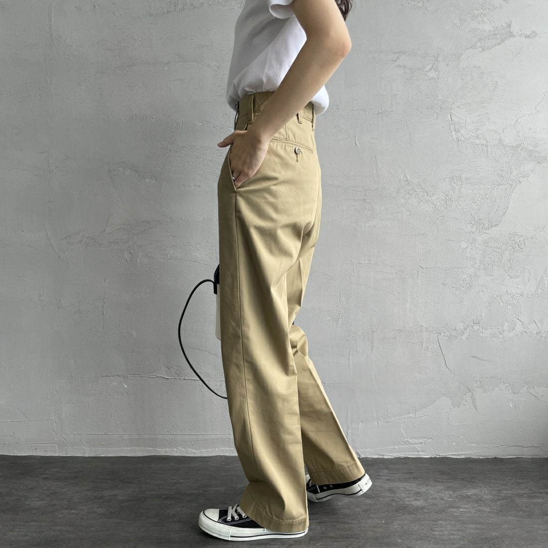 THE SHINZONE [ザ シンゾーン] ウォッシュド ハイウエストチノパン [23MMSPA07] 41 BEIGE &&モデル身長：160cm 着用サイズ：32&&