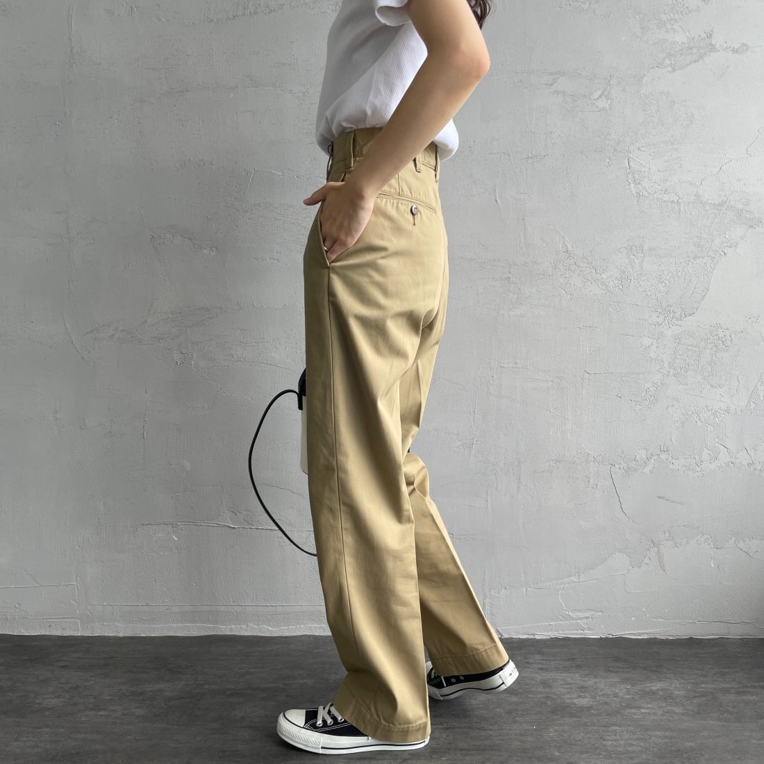 THE SHINZONE [ザ シンゾーン] ウォッシュド ハイウエストチノパン [23MMSPA07] 41 BEIGE &&モデル身長：160cm 着用サイズ：32&&