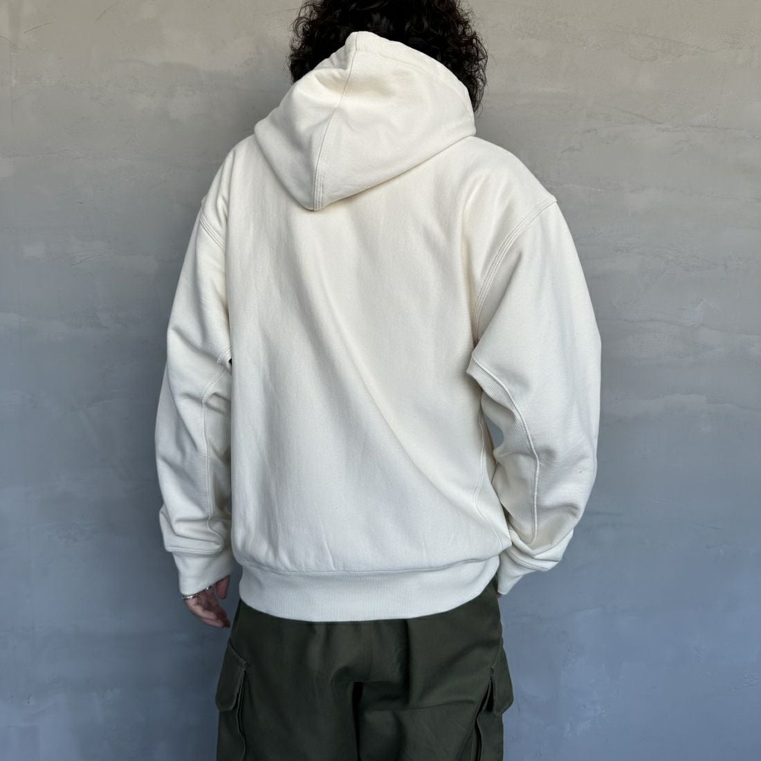 carhartt WIP [カーハートダブリューアイピー] フーデッドアメリカンスクリプトスウェットシャツ [I028279] NATURAL&&モデル身長：173cm 着用サイズ：M&&