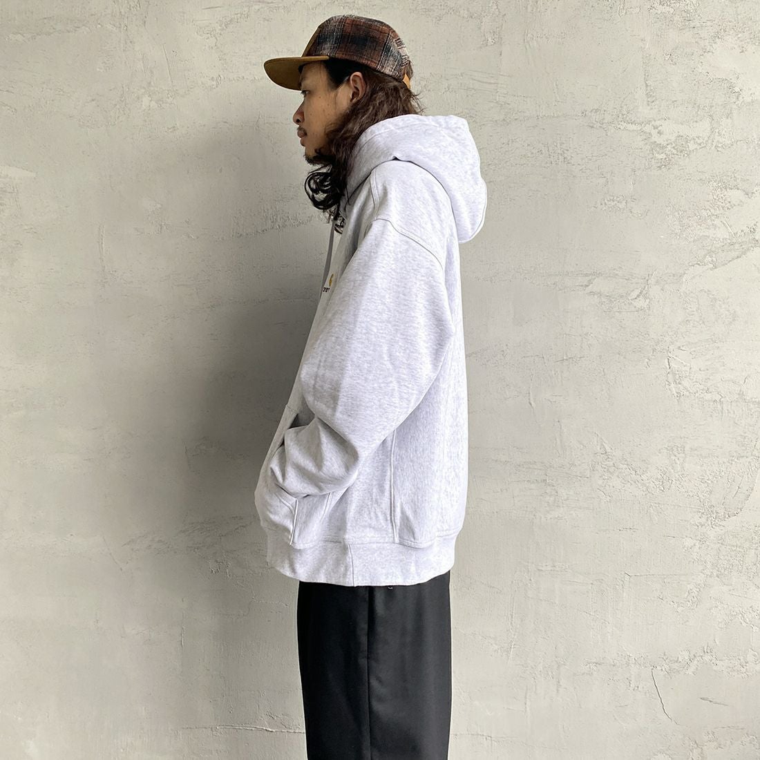 carhartt WIP [カーハートダブリューアイピー] フーデッドアメリカンスクリプトスウェットシャツ [I028279] ASH HEATHE&&モデル身長：173cm 着用サイズ：XL&&