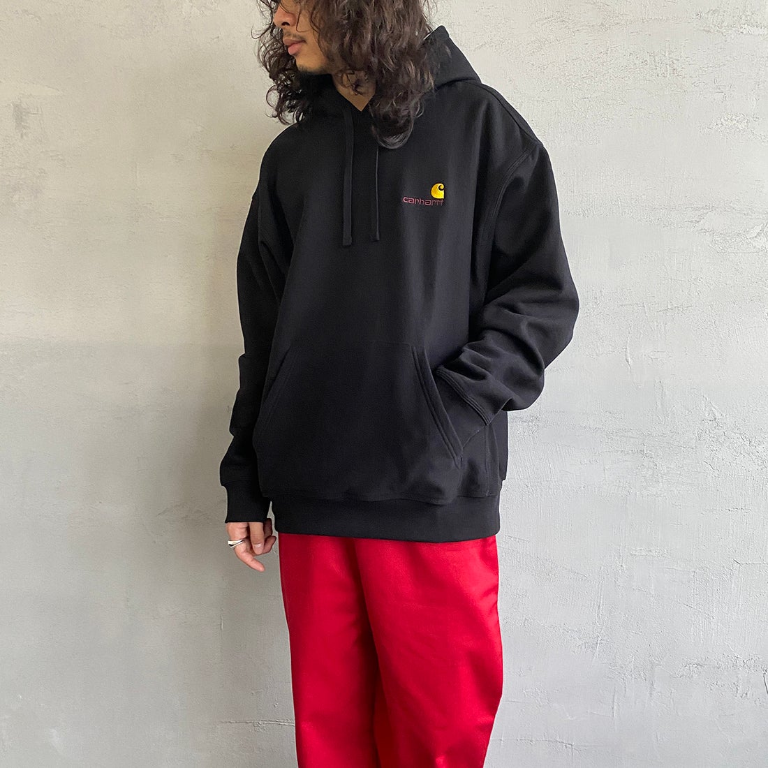 carhartt WIP [カーハートダブリューアイピー] フーデッドアメリカンスクリプトスウェットシャツ [I028279] BLACK&&モデル身長：173cm 着用サイズ：XL&&