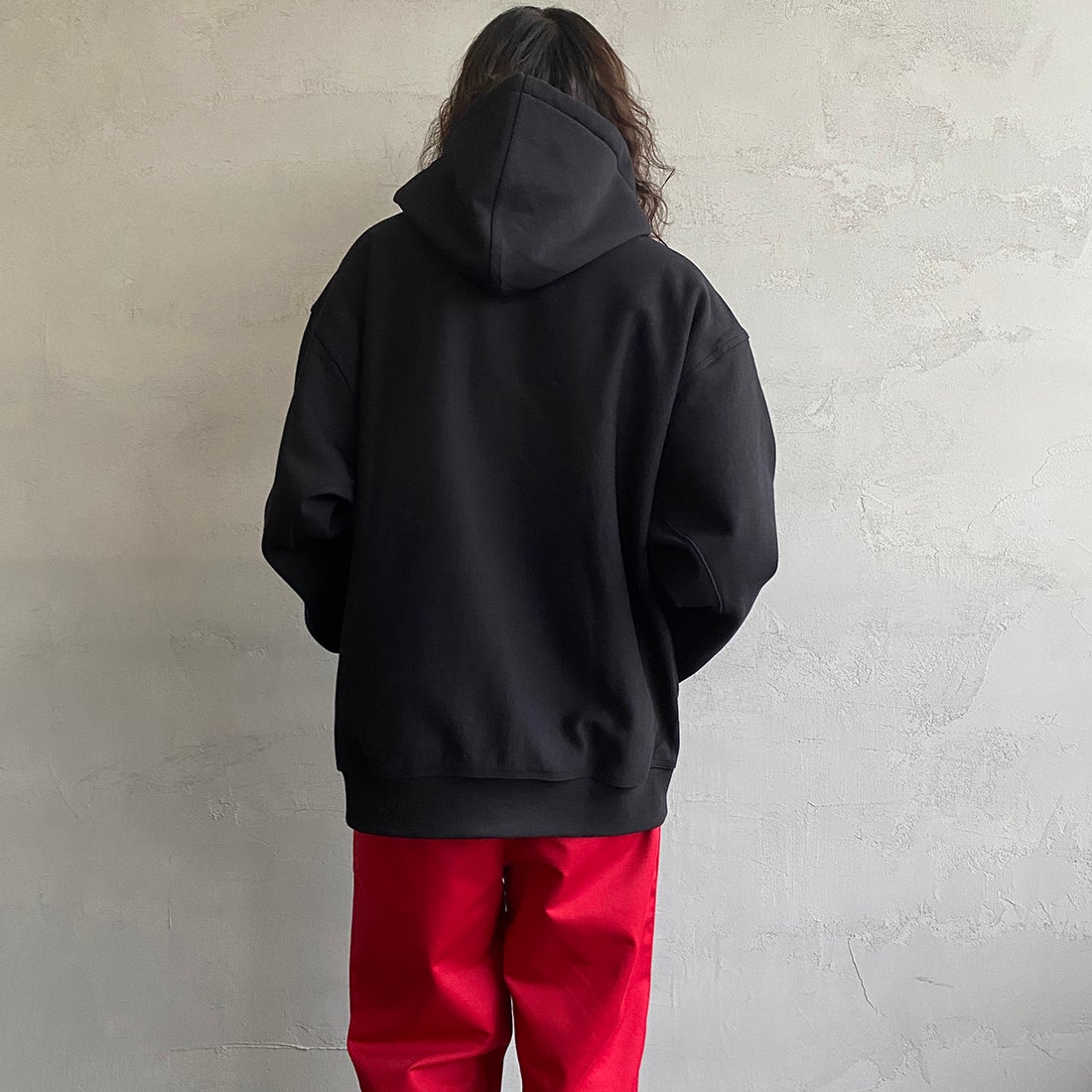 carhartt WIP [カーハートダブリューアイピー] フーデッドアメリカンスクリプトスウェットシャツ [I028279] BLACK&&モデル身長：173cm 着用サイズ：XL&&