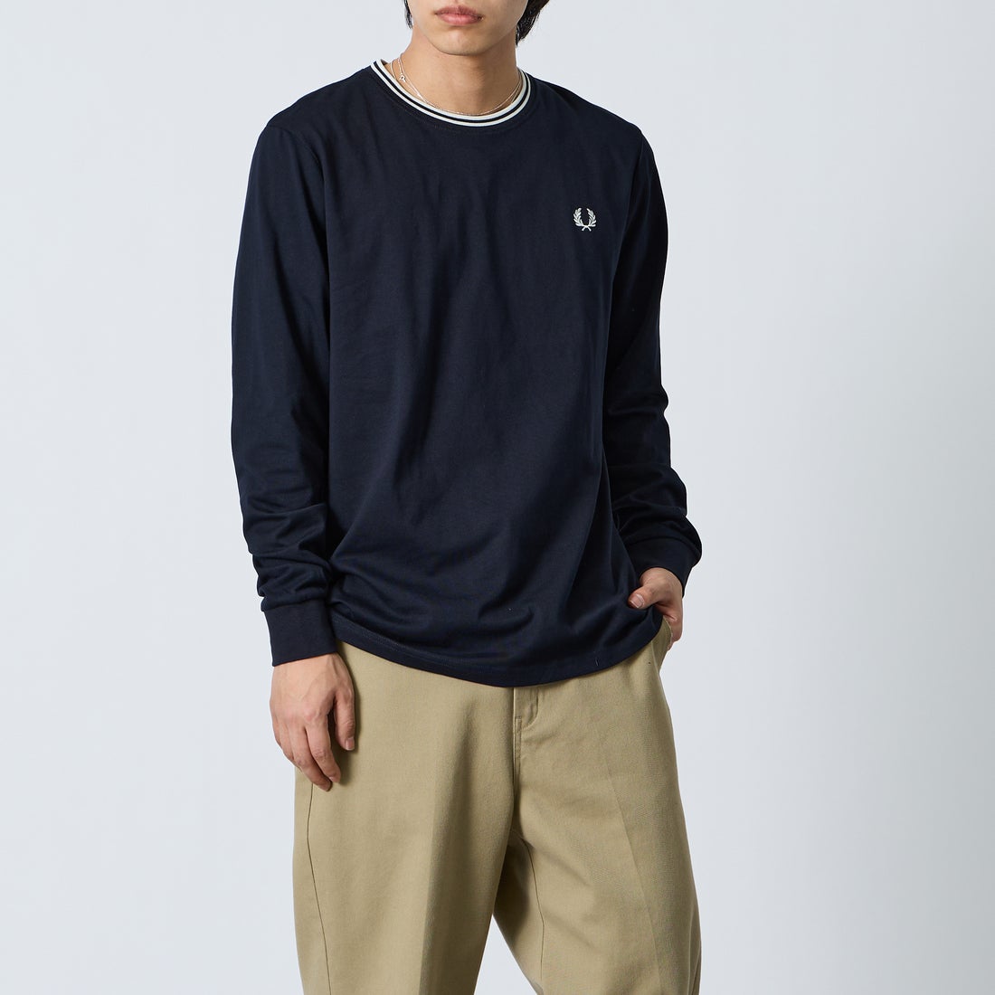 FRED PERRY [フレッドペリー] ティップライン ワンポイント刺繍Tシャツ [M9602] 795 NAVY &&モデル身長：179cm 着用サイズ：L&&