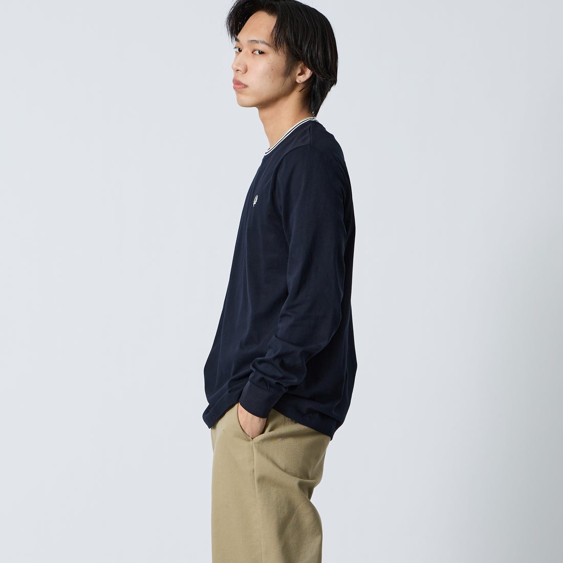 FRED PERRY [フレッドペリー] ティップライン ワンポイント刺繍Tシャツ [M9602] 795 NAVY &&モデル身長：179cm 着用サイズ：L&&