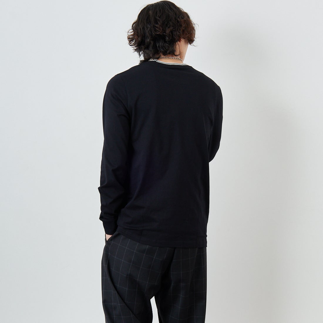 FRED PERRY [フレッドペリー] ティップライン ワンポイント刺繍Tシャツ [M9602] 102 BLACK &&モデル身長：179cm 着用サイズ：M&&