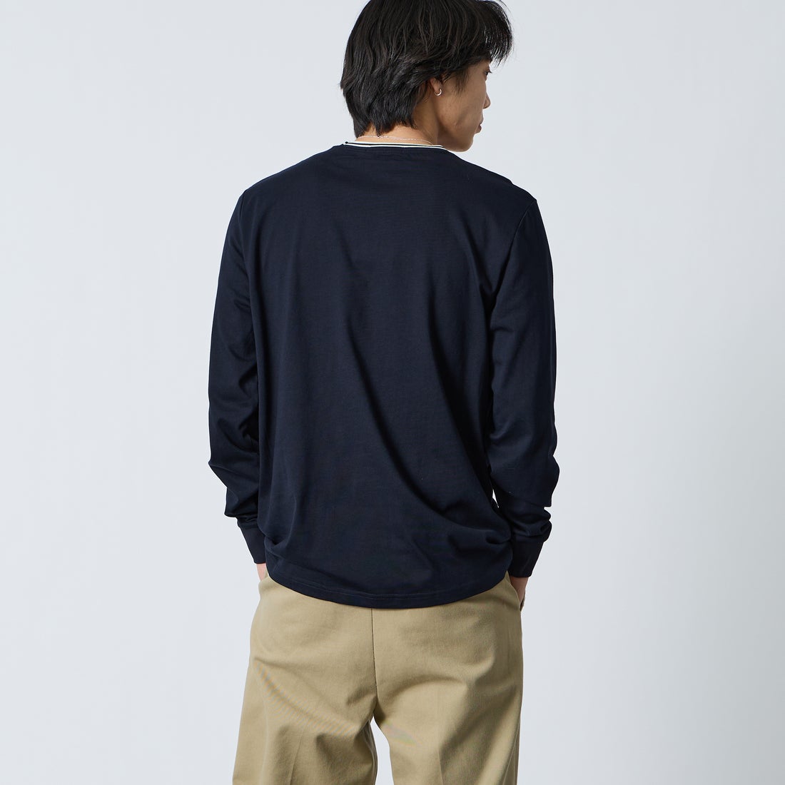 FRED PERRY [フレッドペリー] ティップライン ワンポイント刺繍Tシャツ [M9602] 795 NAVY &&モデル身長：179cm 着用サイズ：L&&