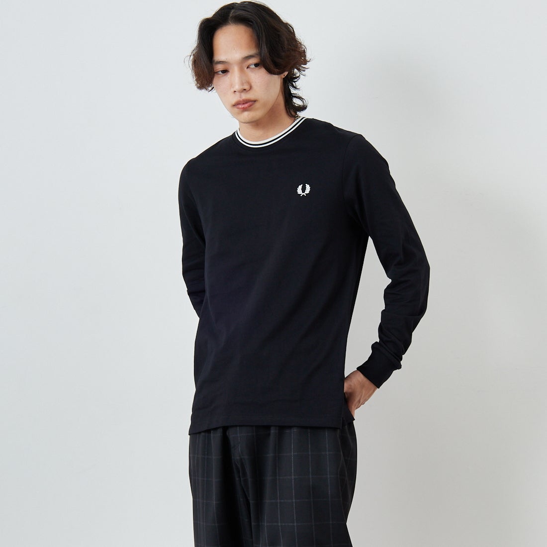 FRED PERRY [フレッドペリー] ティップライン ワンポイント刺繍Tシャツ [M9602] 102 BLACK &&モデル身長：179cm 着用サイズ：M&&