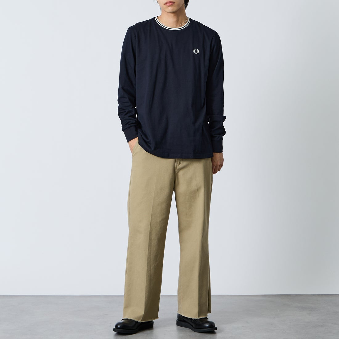 FRED PERRY [フレッドペリー] ティップライン ワンポイント刺繍Tシャツ [M9602] 795 NAVY &&モデル身長：179cm 着用サイズ：L&&