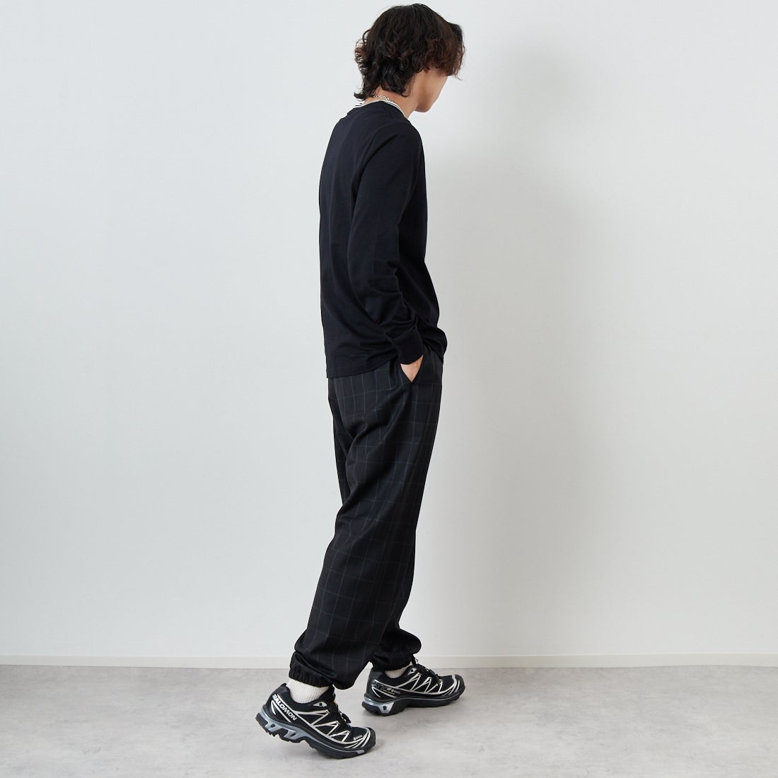 FRED PERRY [フレッドペリー] ティップライン ワンポイント刺繍Tシャツ [M9602] 102 BLACK &&モデル身長：179cm 着用サイズ：M&&