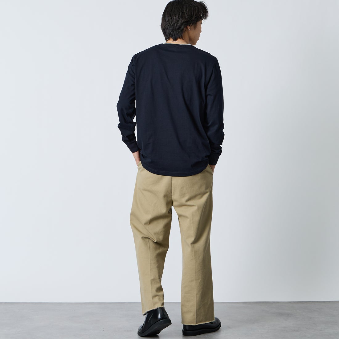 FRED PERRY [フレッドペリー] ティップライン ワンポイント刺繍Tシャツ [M9602] 795 NAVY &&モデル身長：179cm 着用サイズ：L&&