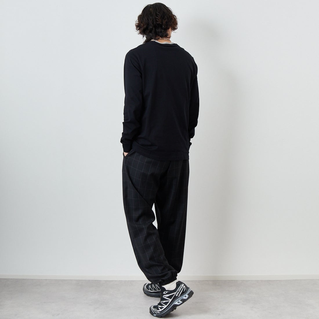 FRED PERRY [フレッドペリー] ティップライン ワンポイント刺繍Tシャツ [M9602] 102 BLACK &&モデル身長：179cm 着用サイズ：M&&