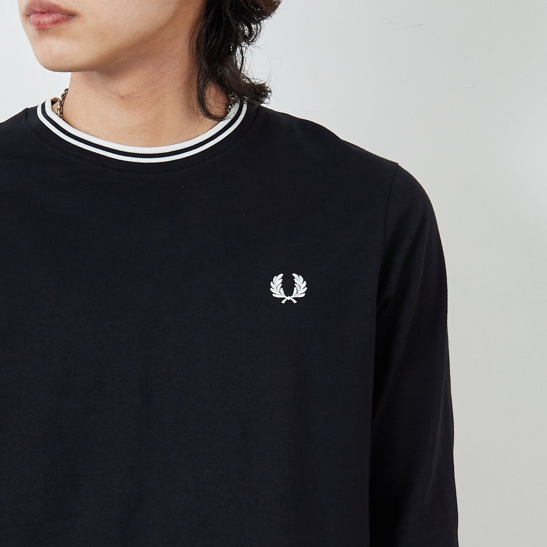 FRED PERRY [フレッドペリー] ティップライン ワンポイント刺繍Tシャツ [M9602] 102 BLACK &&モデル身長：179cm 着用サイズ：M&&