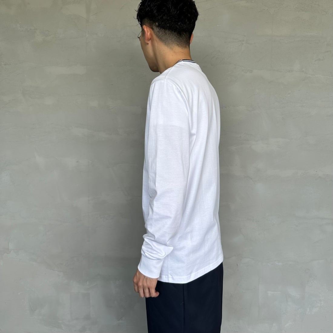 FRED PERRY [フレッドペリー] ティップライン ワンポイント刺繍Tシャツ [M9602] 100 WHITE &&モデル身長：168cm 着用サイズ：M&&