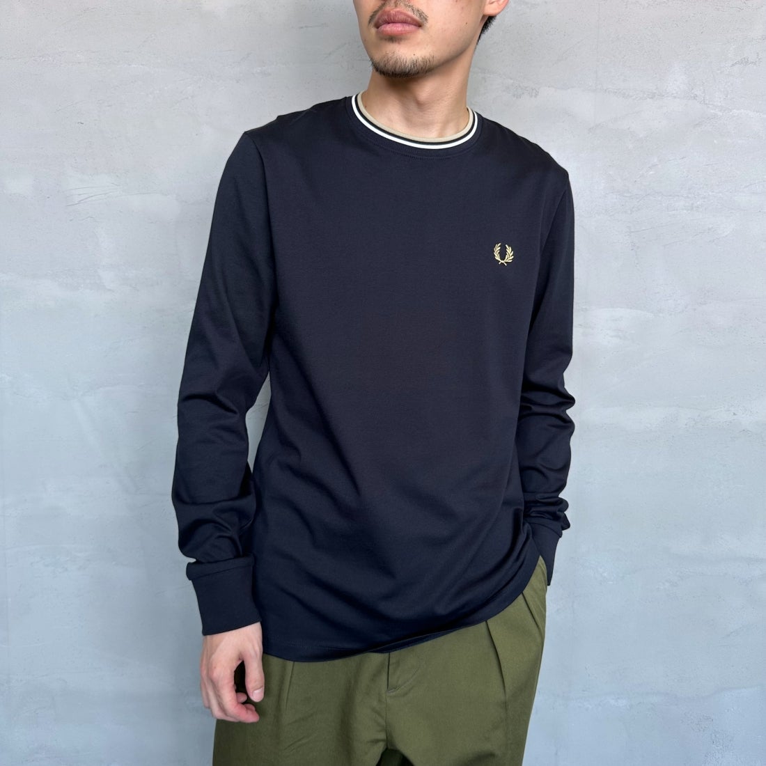FRED PERRY [フレッドペリー] ティップライン ワンポイント刺繍Tシャツ [M9602] 795 NAVY &&モデル身長：168cm 着用サイズ：M&&