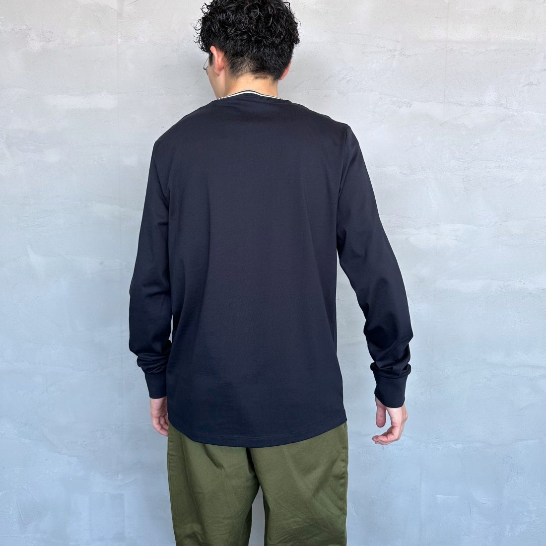 FRED PERRY [フレッドペリー] ティップライン ワンポイント刺繍Tシャツ [M9602] 795 NAVY &&モデル身長：168cm 着用サイズ：M&&