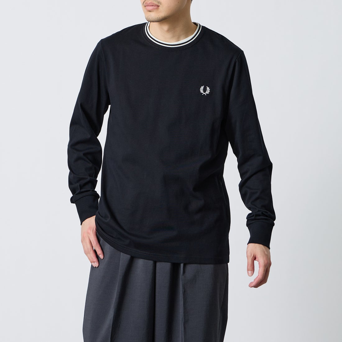 FRED PERRY [フレッドペリー] ティップライン ワンポイント刺繍Tシャツ [M9602] R88 BLACK &&モデル身長：168cm 着用サイズ：M&&