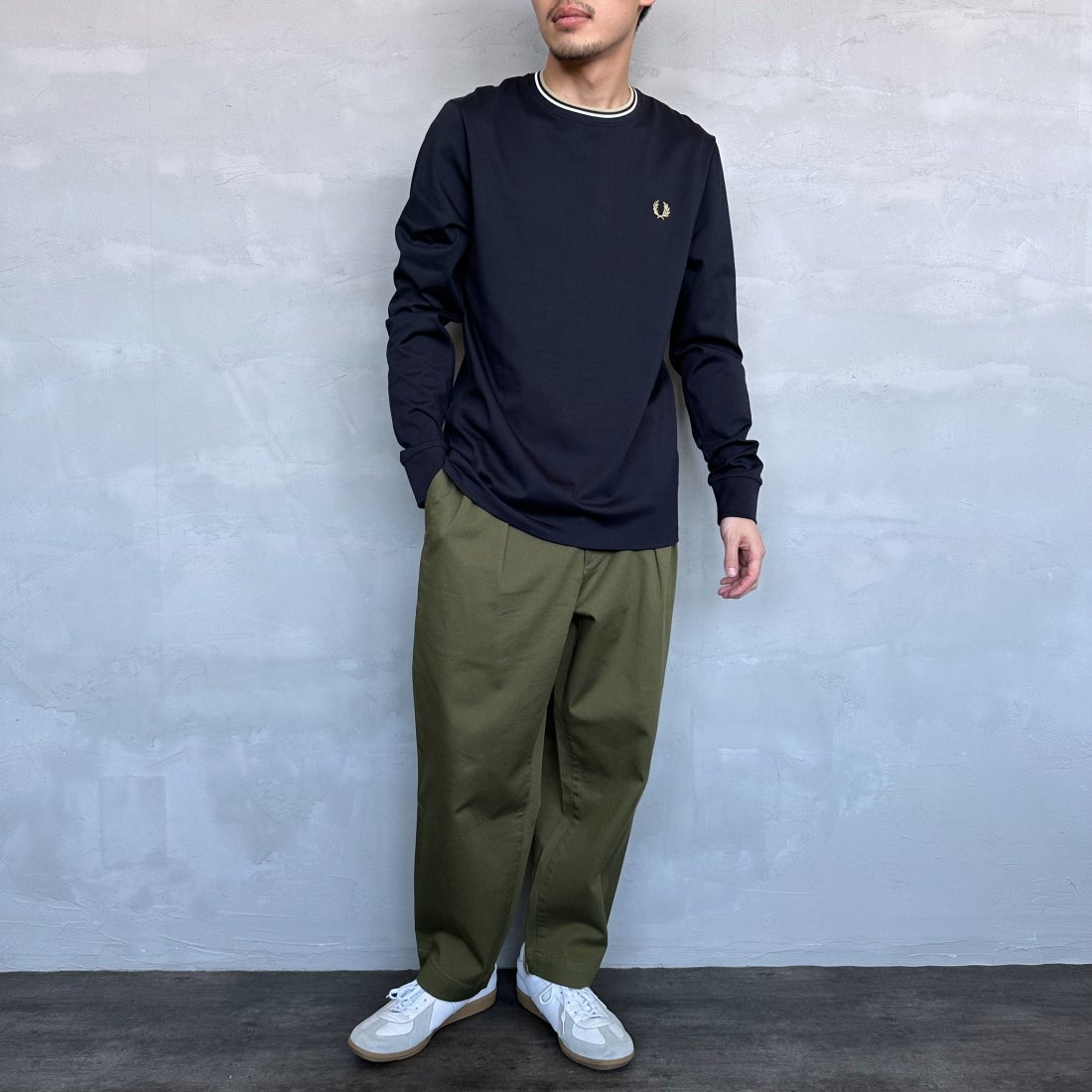 FRED PERRY [フレッドペリー] ティップライン ワンポイント刺繍Tシャツ [M9602] 795 NAVY &&モデル身長：168cm 着用サイズ：M&&