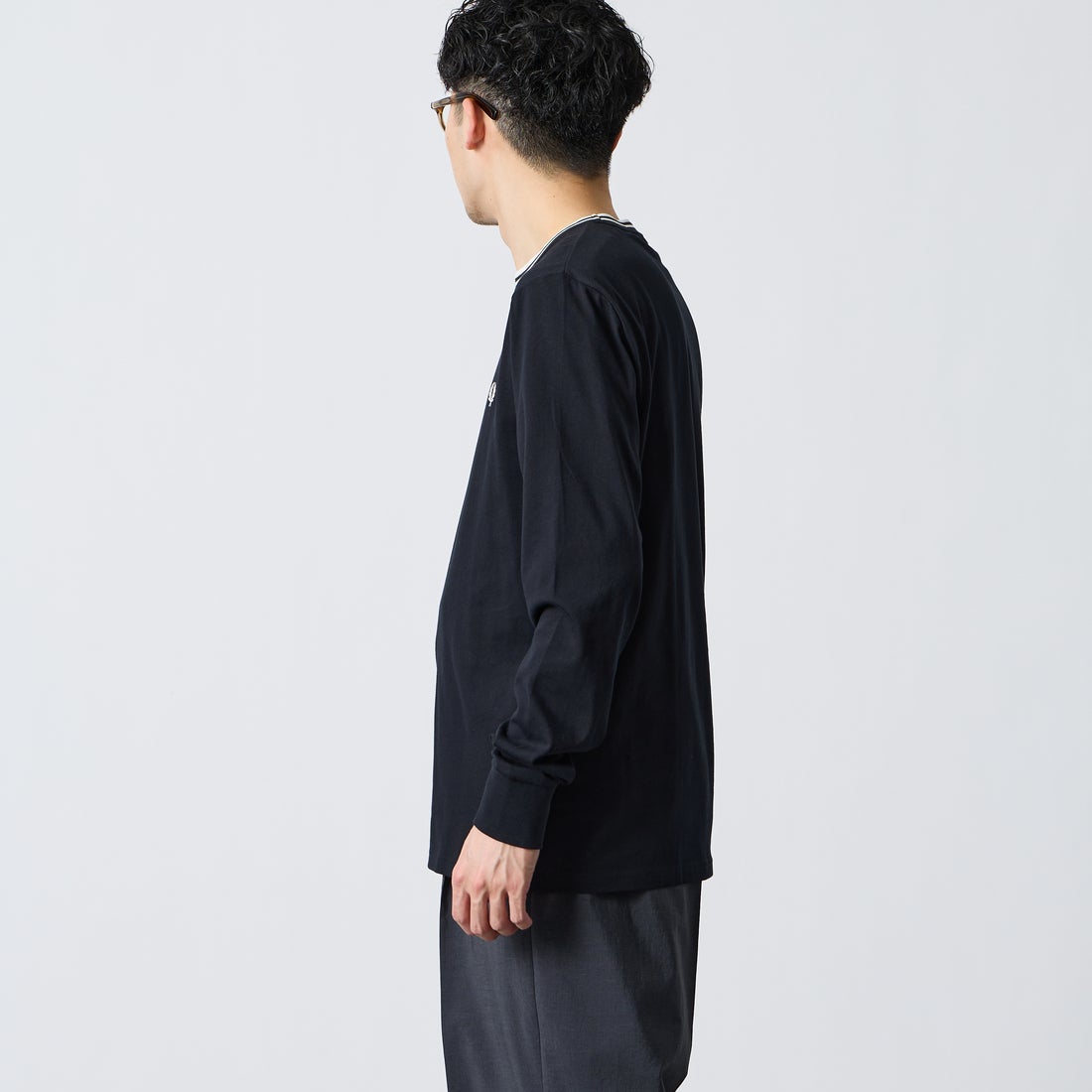 FRED PERRY [フレッドペリー] ティップライン ワンポイント刺繍Tシャツ [M9602] R88 BLACK &&モデル身長：168cm 着用サイズ：M&&